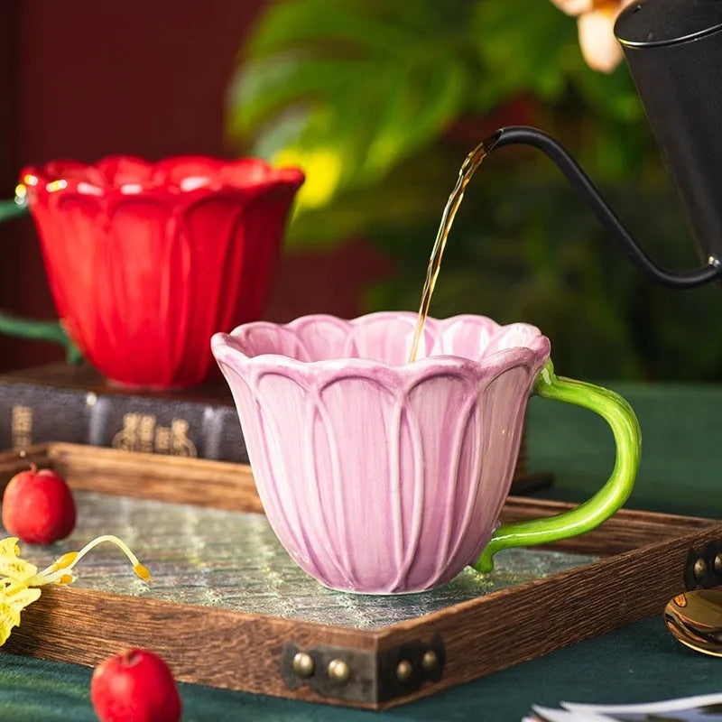 Ceramic breakfast cup with red floral pattern and 500ml capacity