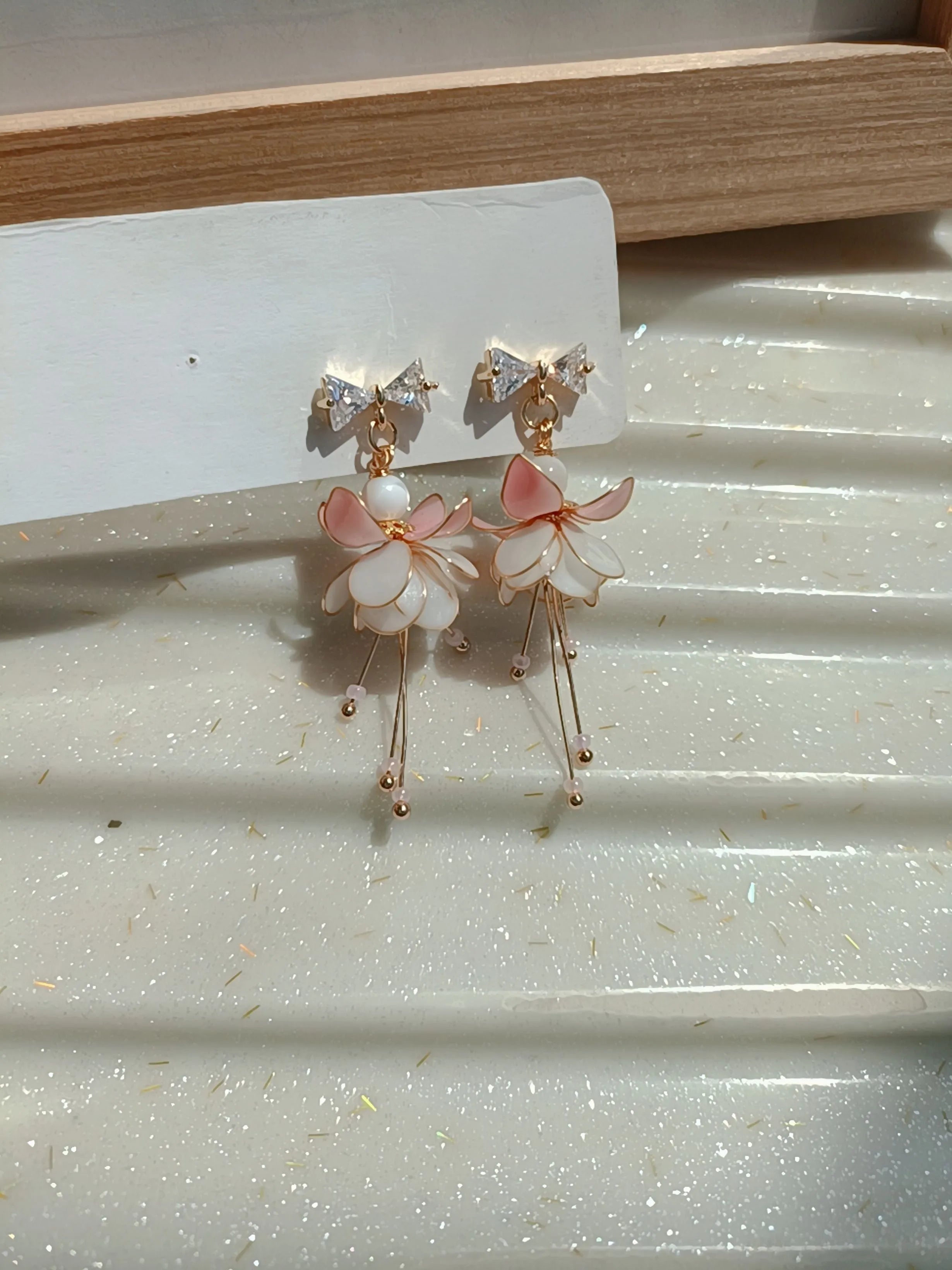 Original design flower earrings in copper wire and resin, blue colour option
