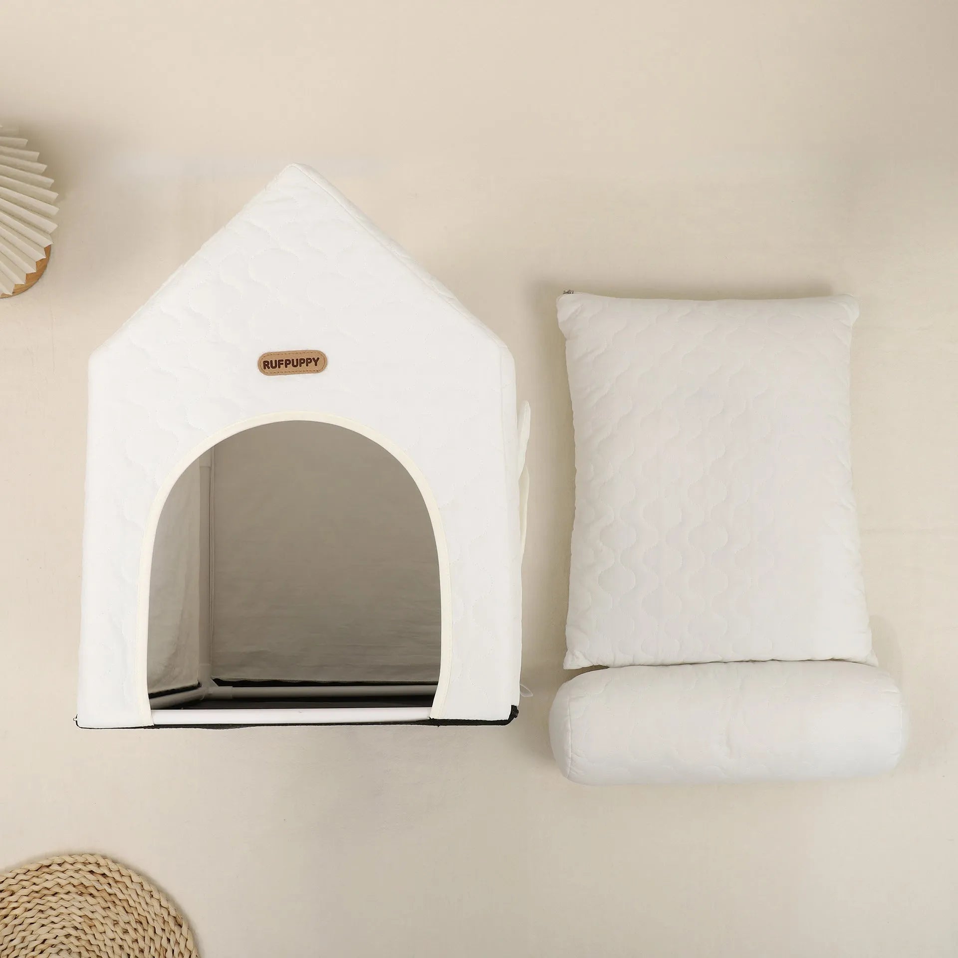 Cartoon cute closed pet house 55x38x48cm in white for pets 2-6kg