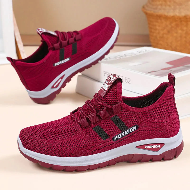 Low-top casual shoes in black with breathable mesh upper and flat PVC sole