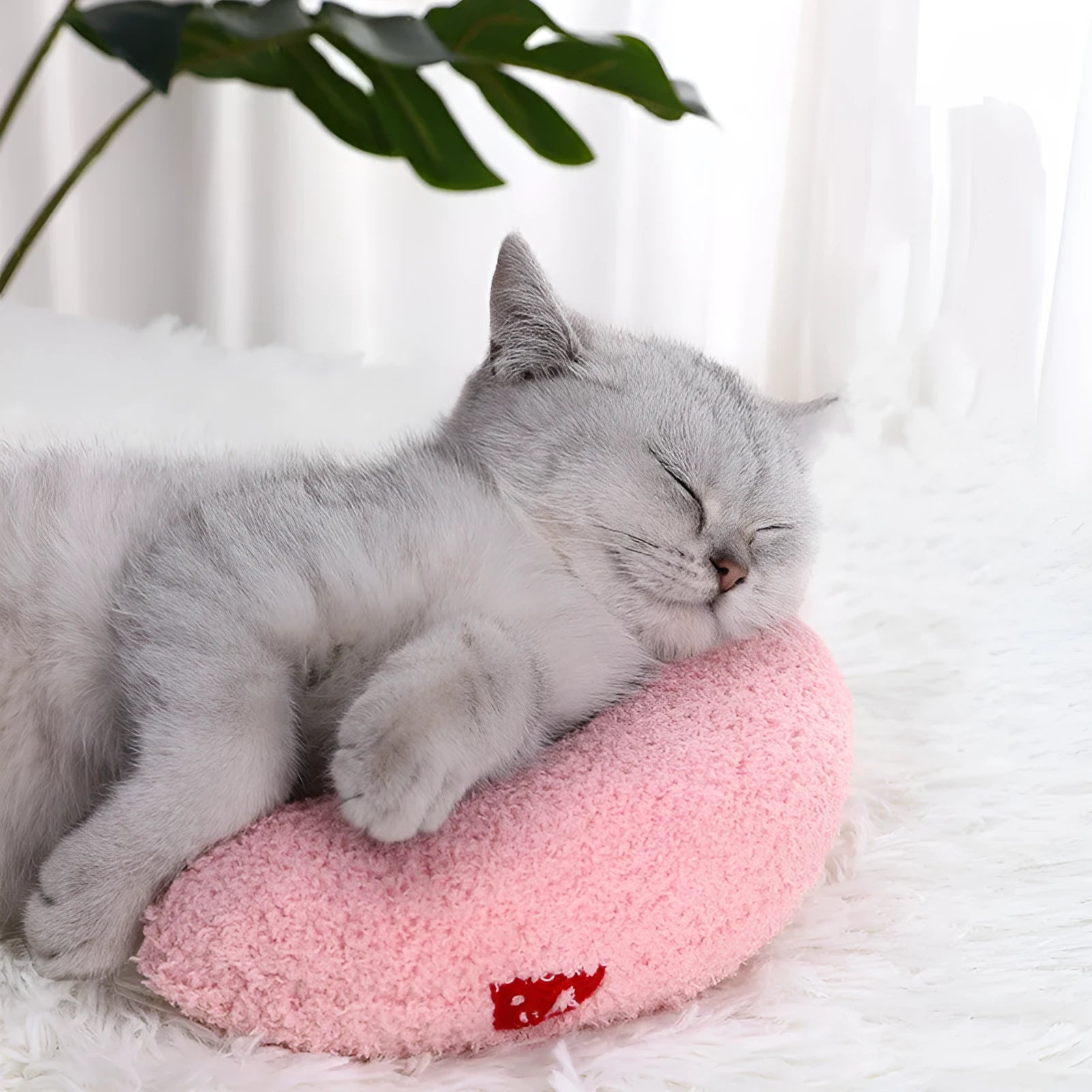 U-shaped cat pillow in white to protect cervical vertebra, made from polyester and PP cotton, size 24x20x7cm