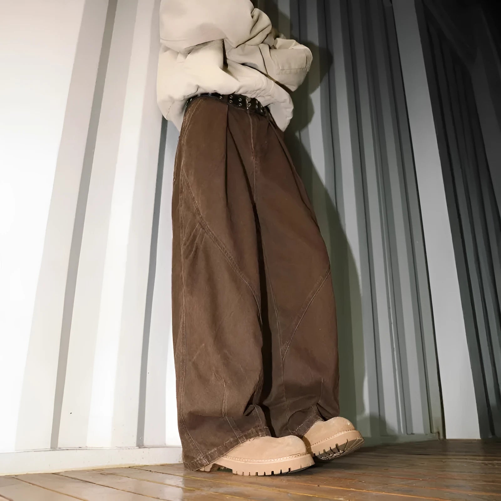Men's pleated straight leg trousers in striped pattern with elastic waistband