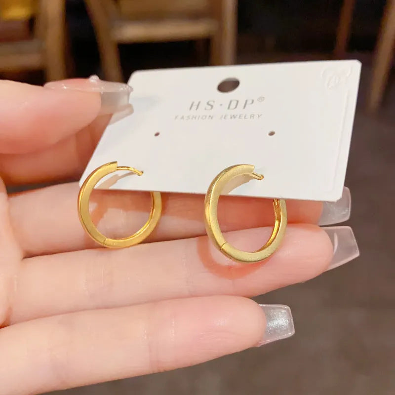 Women's geometric ear clip jewellery with round elements in gold plating on copper