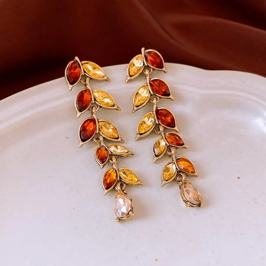Retro flower pendant necklace in golden brown alloy with wheat detailing, 51-60cm clavicle chain
