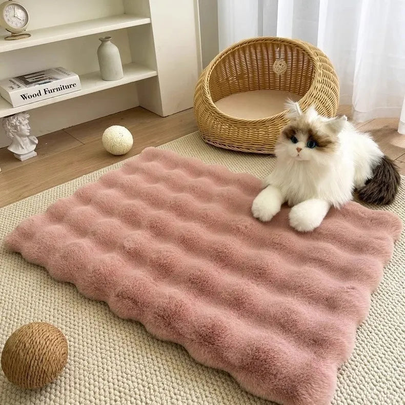 Plush winter cat mat in bubble velvet with non-slip base, available in beige and other colours