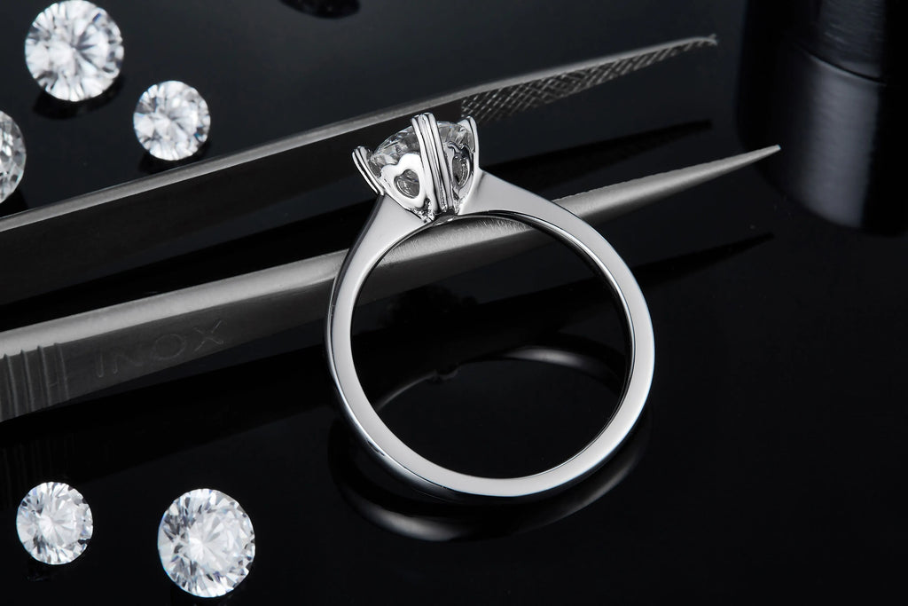 Heart-stirring Kiss wedding ring set with 1-carat moissanite stone on S925 silver band with platinum plating