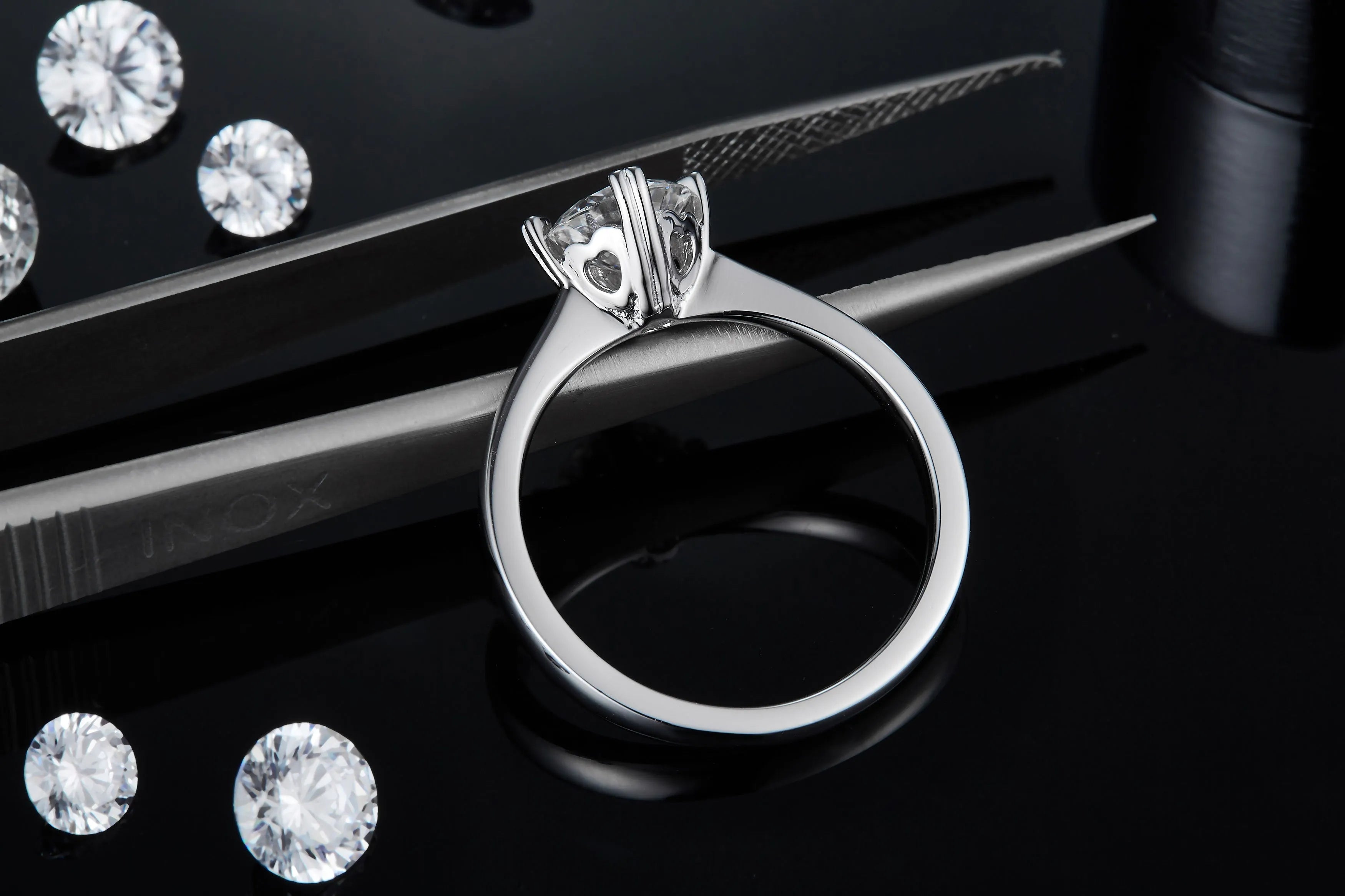 Heart-stirring Kiss wedding ring set with 1-carat moissanite stone on S925 silver band with platinum plating