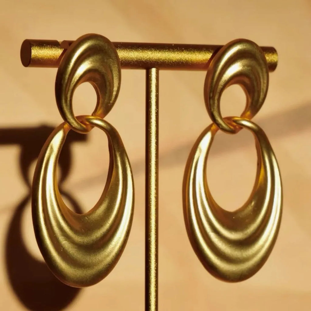 Close-up of French retro double circle copper earrings with a quicksand finish in a U-shape.