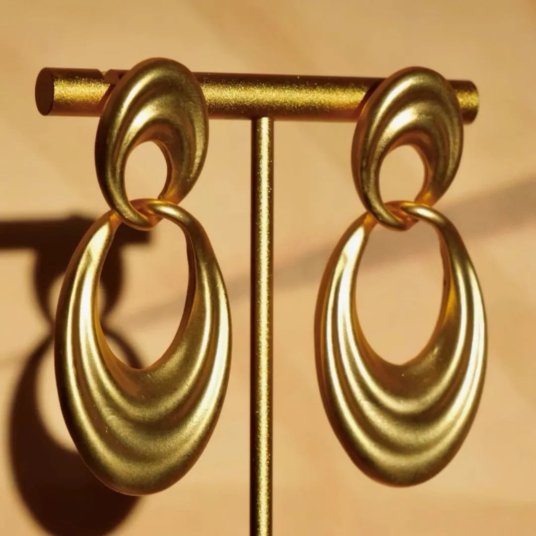 Close-up of French retro double circle copper earrings with a quicksand finish in a U-shape.