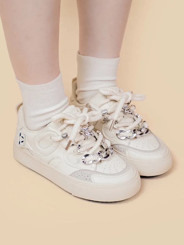 White casual women's low-top sneakers with flat heel and rubber sole