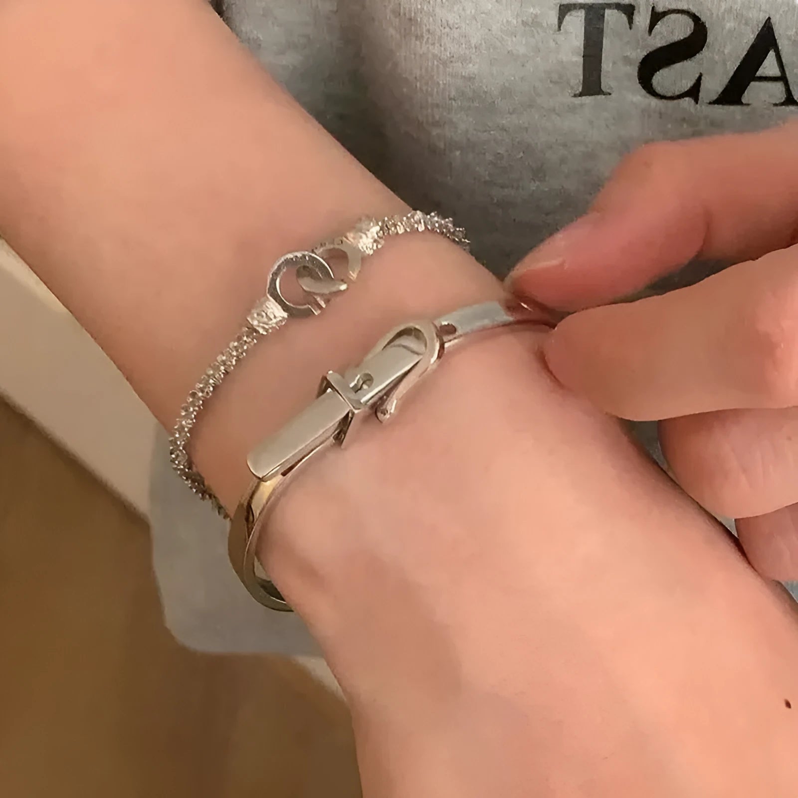 Alloy double ring lock bracelet for women with electroplated finish in Korean style