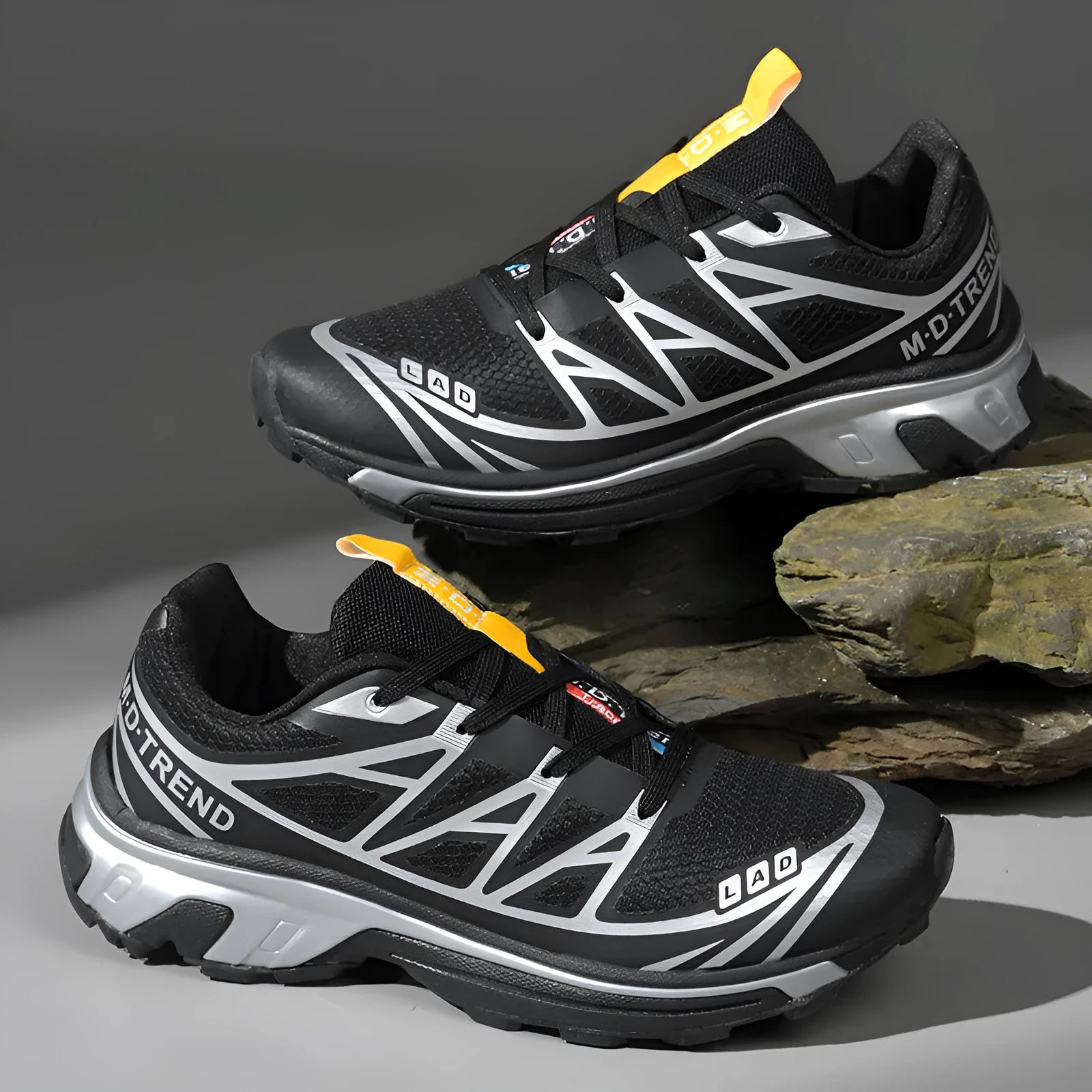 Low-top lace-up hiking shoes in khaki colour with round toe and rubber sole for casual outdoor wear.