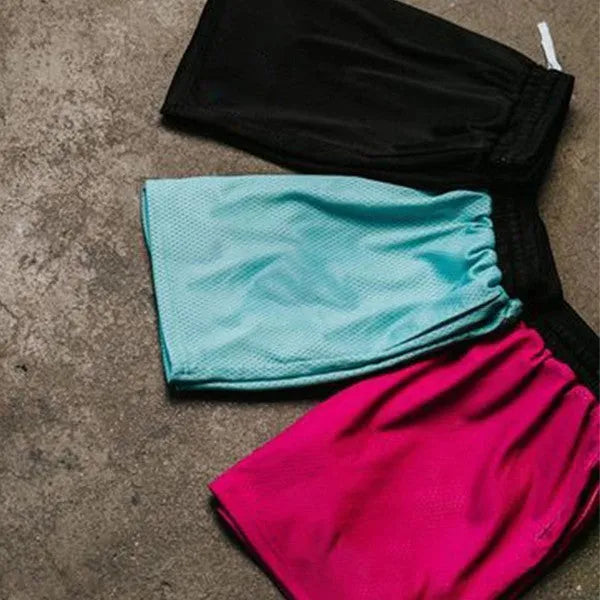Men's solid-colour mesh quick-drying sports shorts in chemical fibre fabric for running and fitness training.