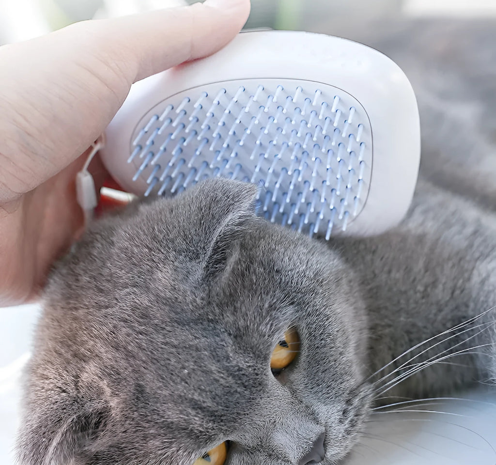 White pet hair brush for cats and dogs made of ABS plastic with compact dimensions 7.2 x 10.6 x 4.2 cm