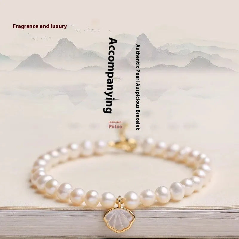 A women's bracelet with a fan-shaped arrangement of small freshwater pearls on a 16cm elastic string.