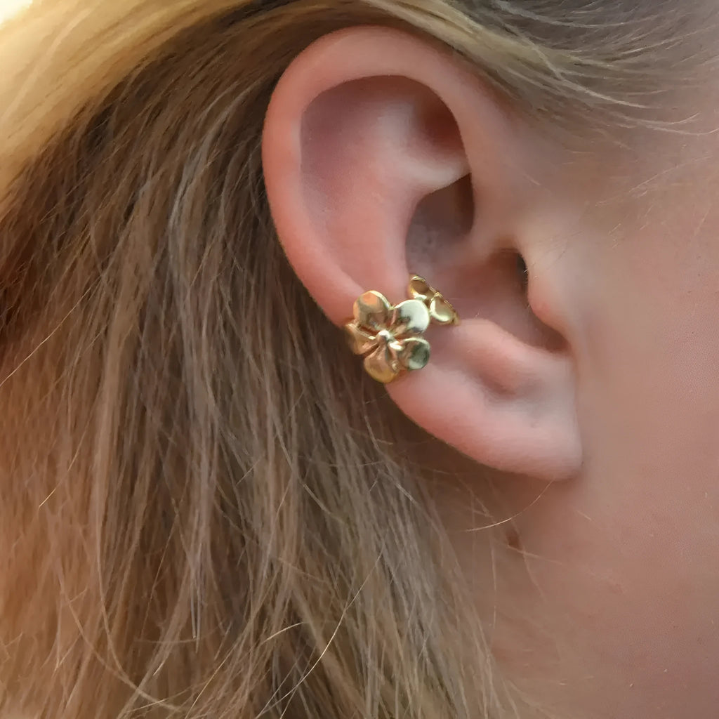 Gold women's drop earrings with a starfish and conch design on alloy hooks.