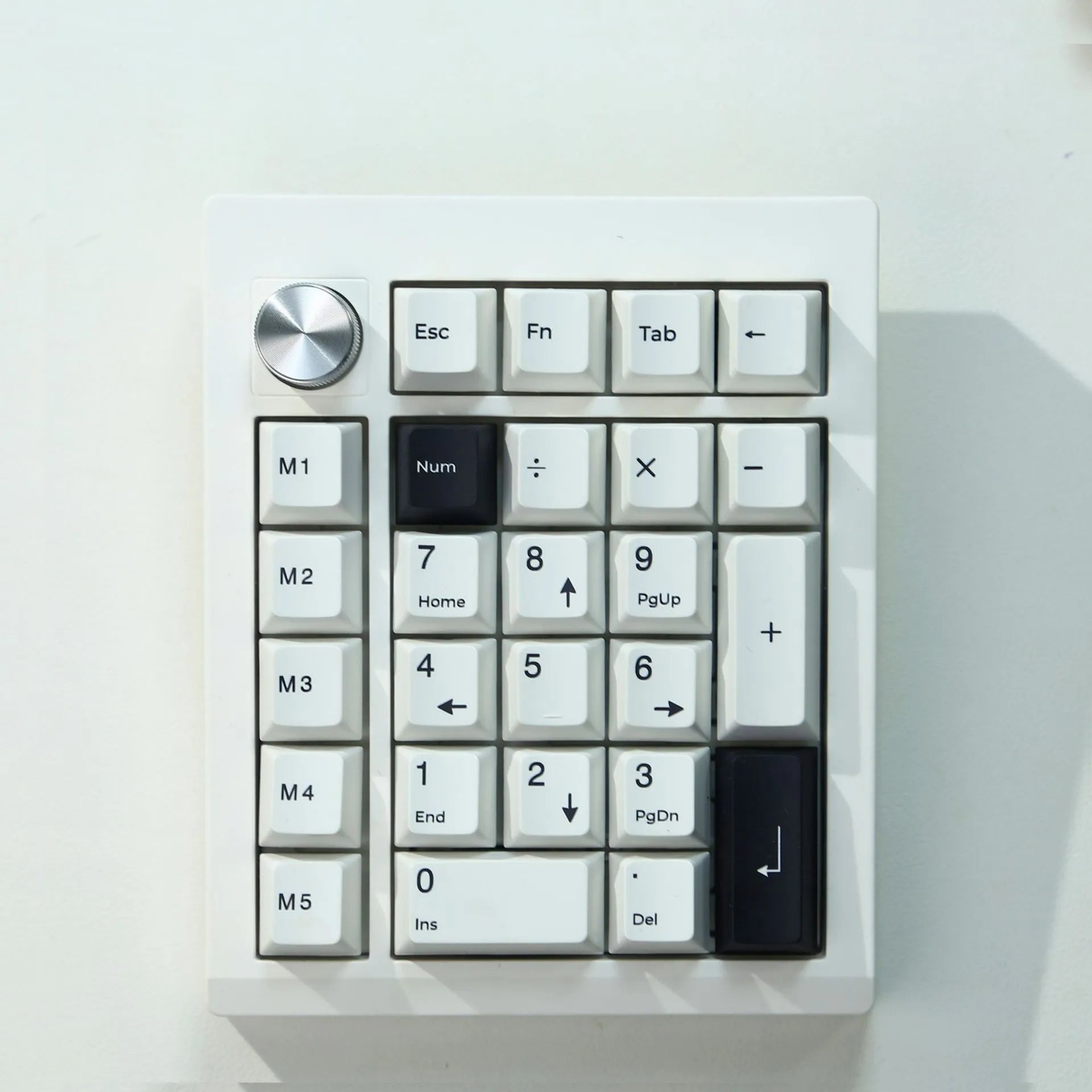 Wireless mechanical Bluetooth keyboard with numeric keypad in black and white colour options