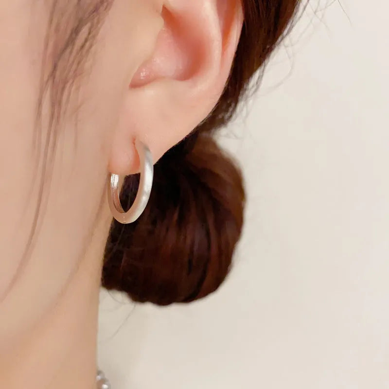 Women's geometric ear clip jewellery with round elements in gold plating on copper