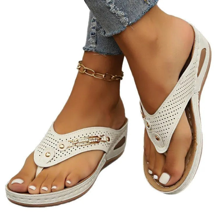 Retro-style women's flip-flop sandals on a herringbone scaffold, shown in cream white colour.