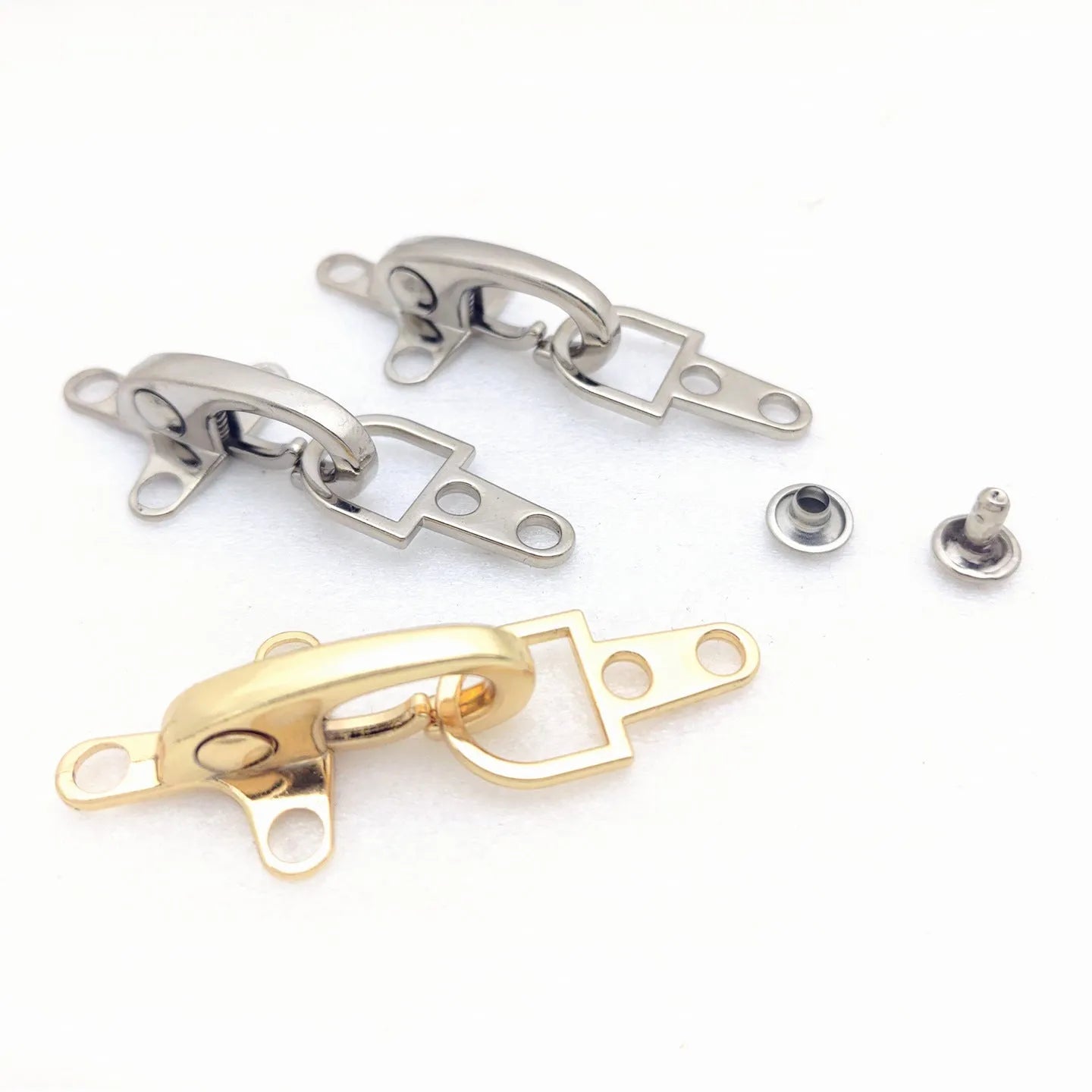 Zinc alloy aircraft buckle decoration measuring 5.85cm in bronze gold gun colour or silver finish