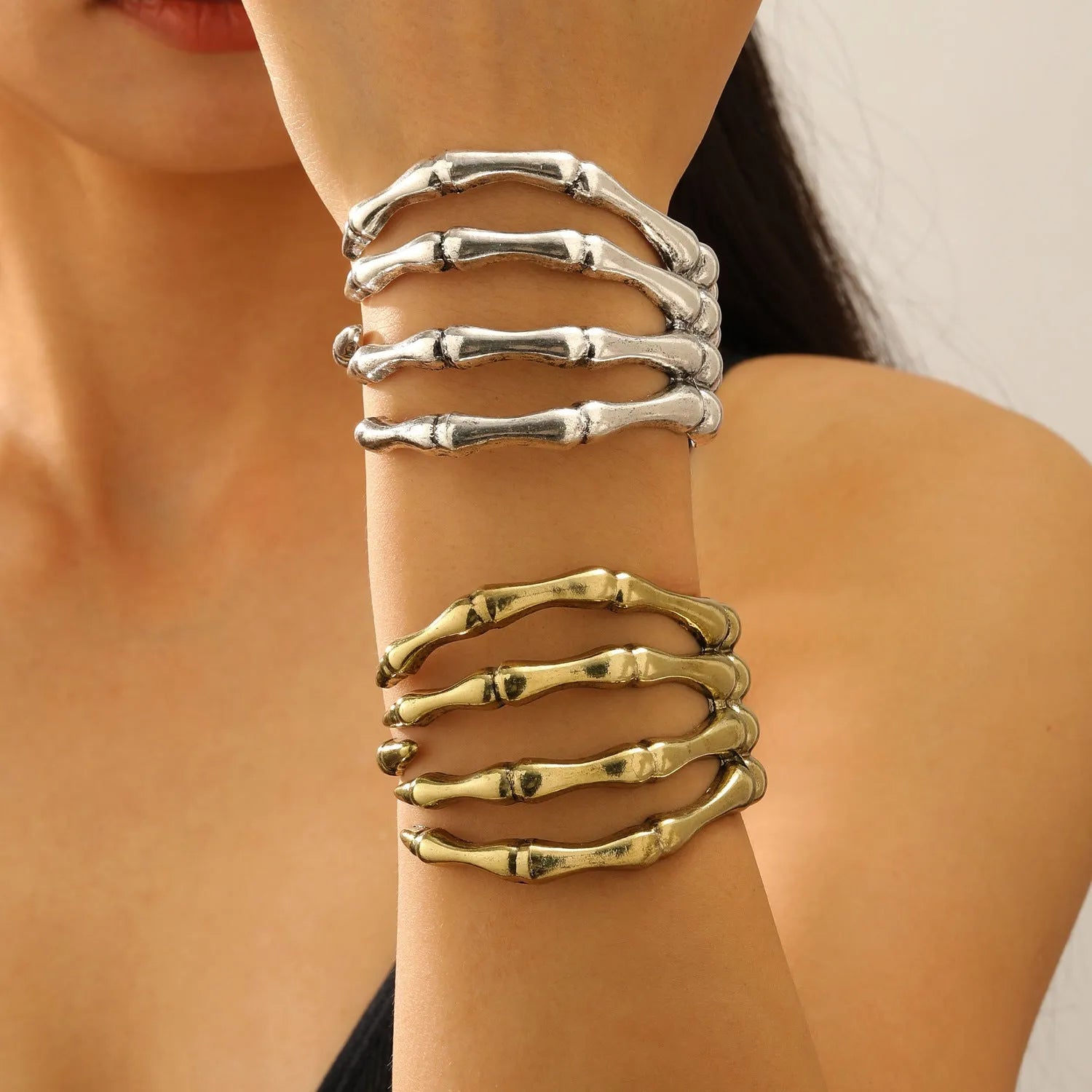 Retro hollow skull paw bracelet for women in antique bronze zinc alloy with electroplated finish