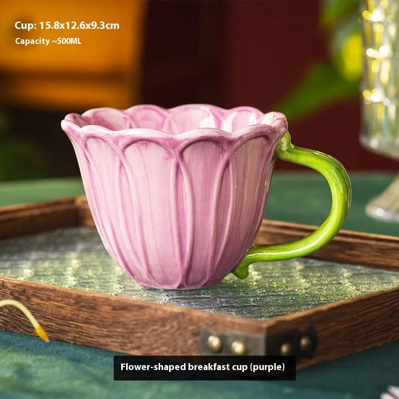Ceramic breakfast cup with red floral pattern and 500ml capacity