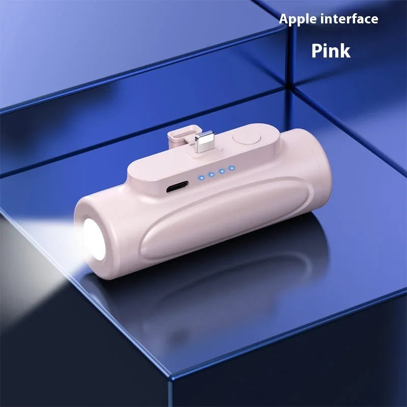 Black plastic power bank with integrated LED flashlight, showing USB-C port, dimensions 83x27x41mm.
