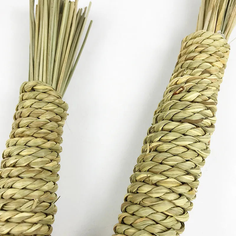 Hand-woven water grass carrot toy for small pets teeth grinding, 23x5cm