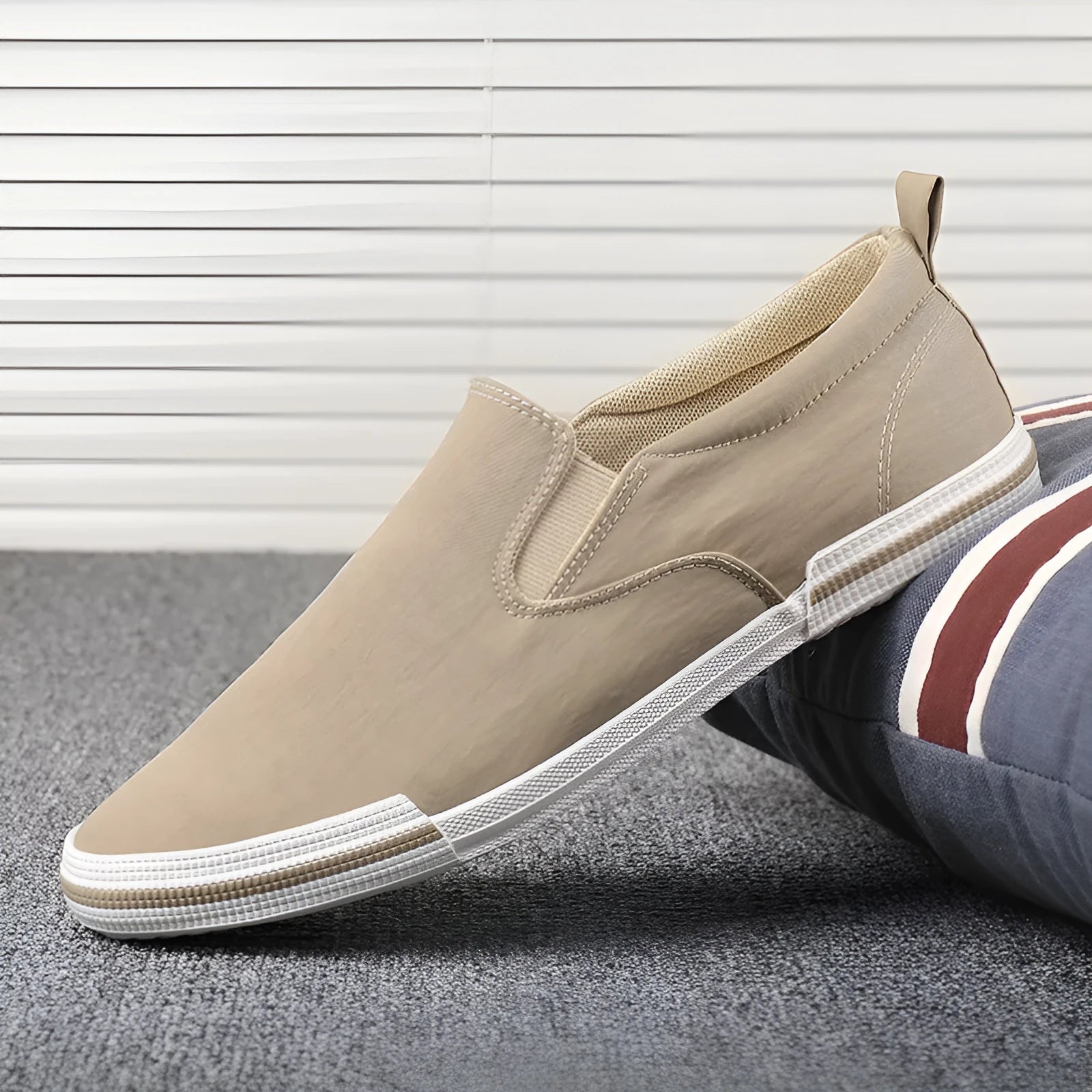 Men's low-top canvas casual shoes in grey colour with vulcanised rubber sole and round-toe design