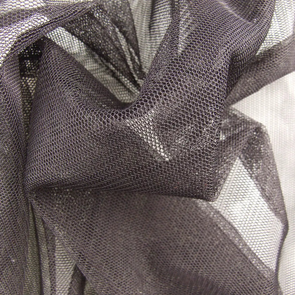 Four-piece mosquito-proof clothing set with hooded top, trousers and booties in mesh fabric.