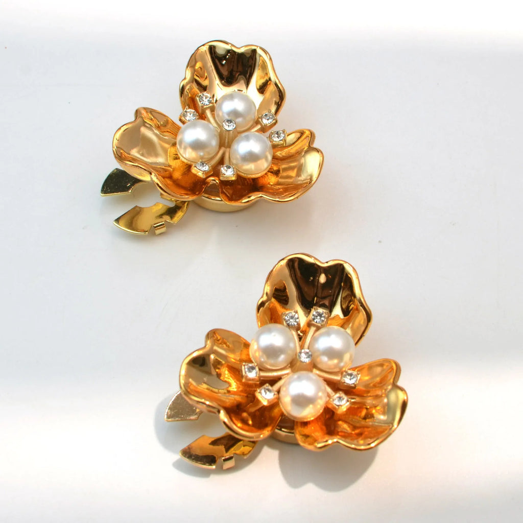 Metal cufflinks with pearl three-flap printed motif, electroplated finish, colour shown white