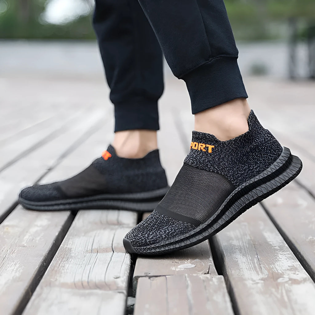 Breathable casual sports sock shoes in multiple colours with Flyknit upper and lace design.