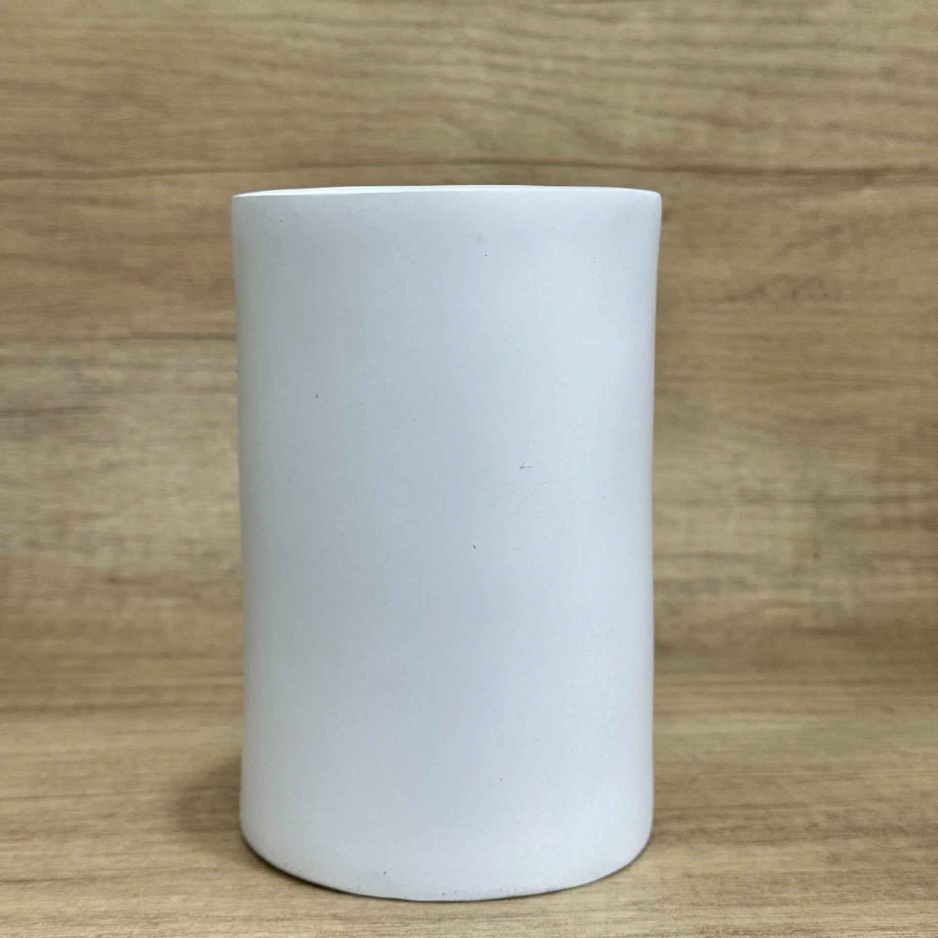 Decorative resin tissue box holder with American-style design on a desktop