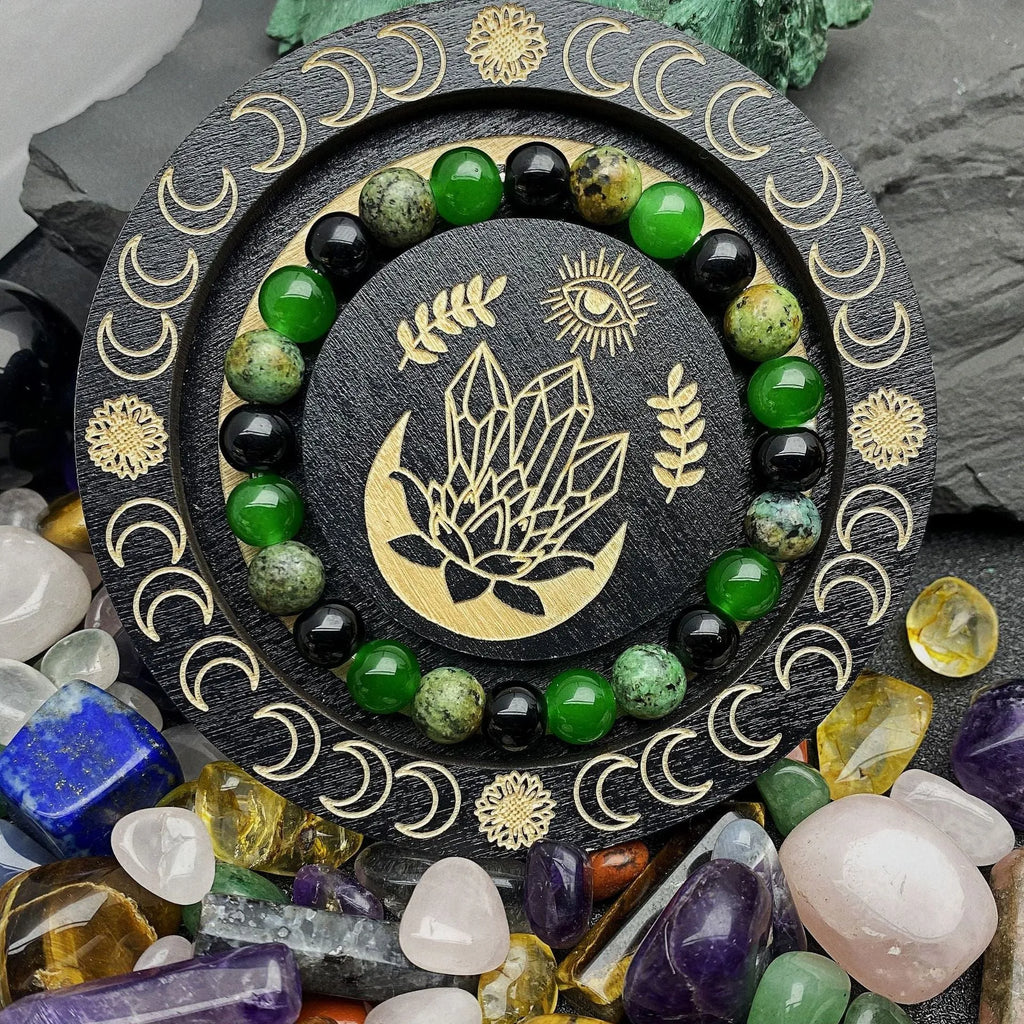 Men's casual green onyx obsidian crystal bracelet with 8mm handmade beads on a light background