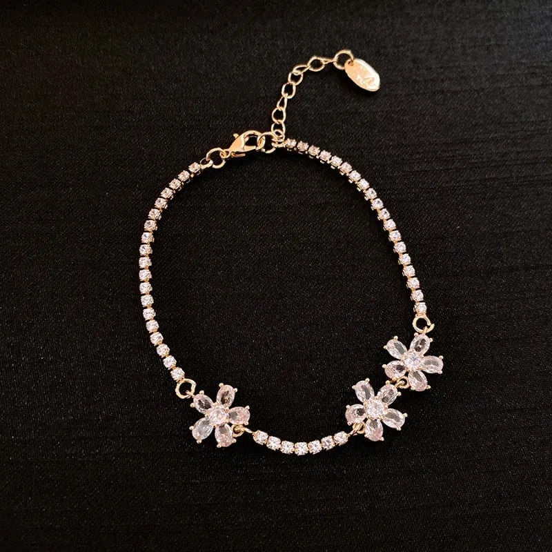 Gold-coloured women's copper bracelet with geometric design and zircon inlay detailing