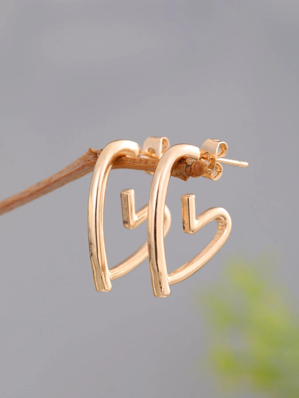 Golden love earrings for women with a simple cold style heart design