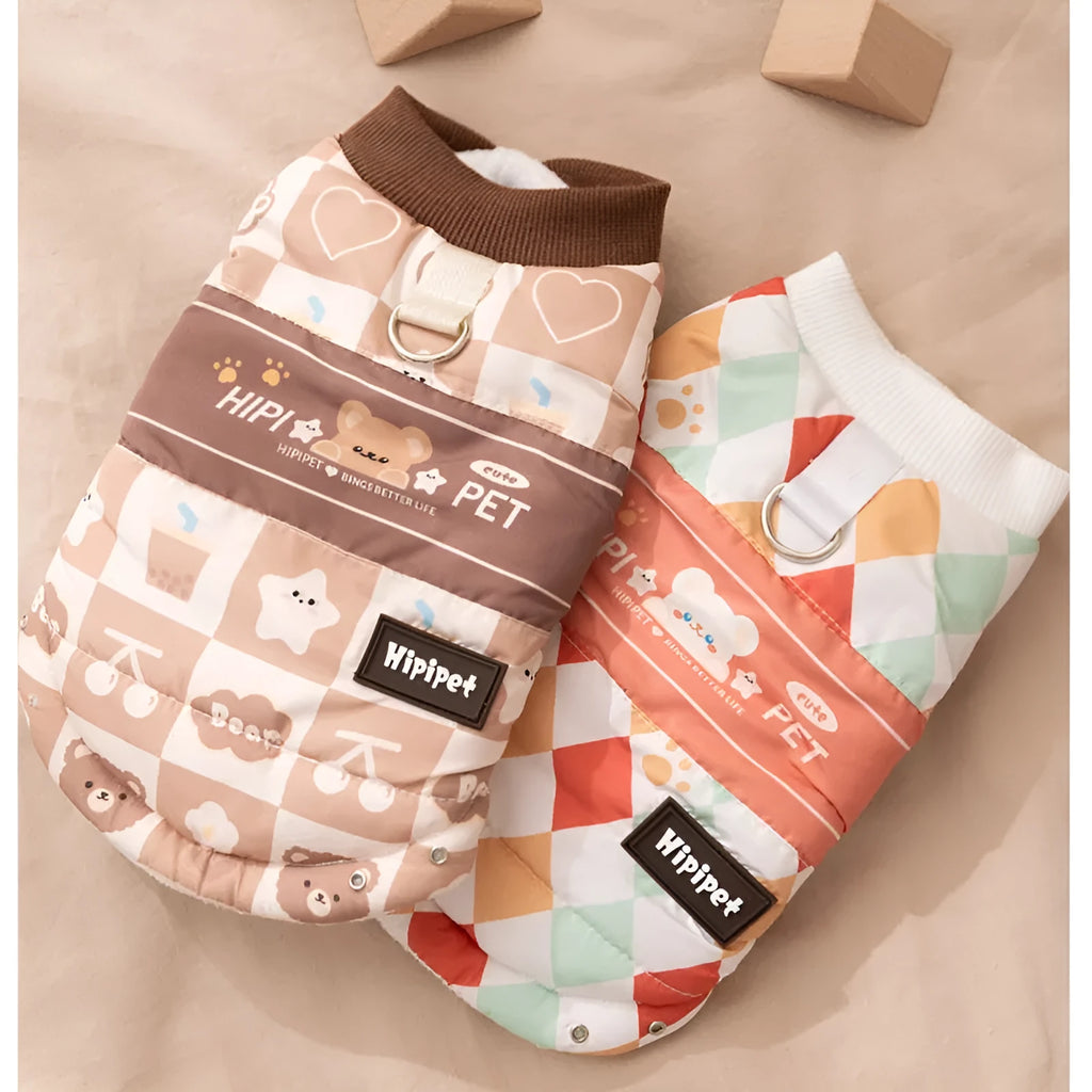 Quilted pet vest with warm brown bear and heart prints, integrated leash ring, designed for dogs and cats in autumn and winter.