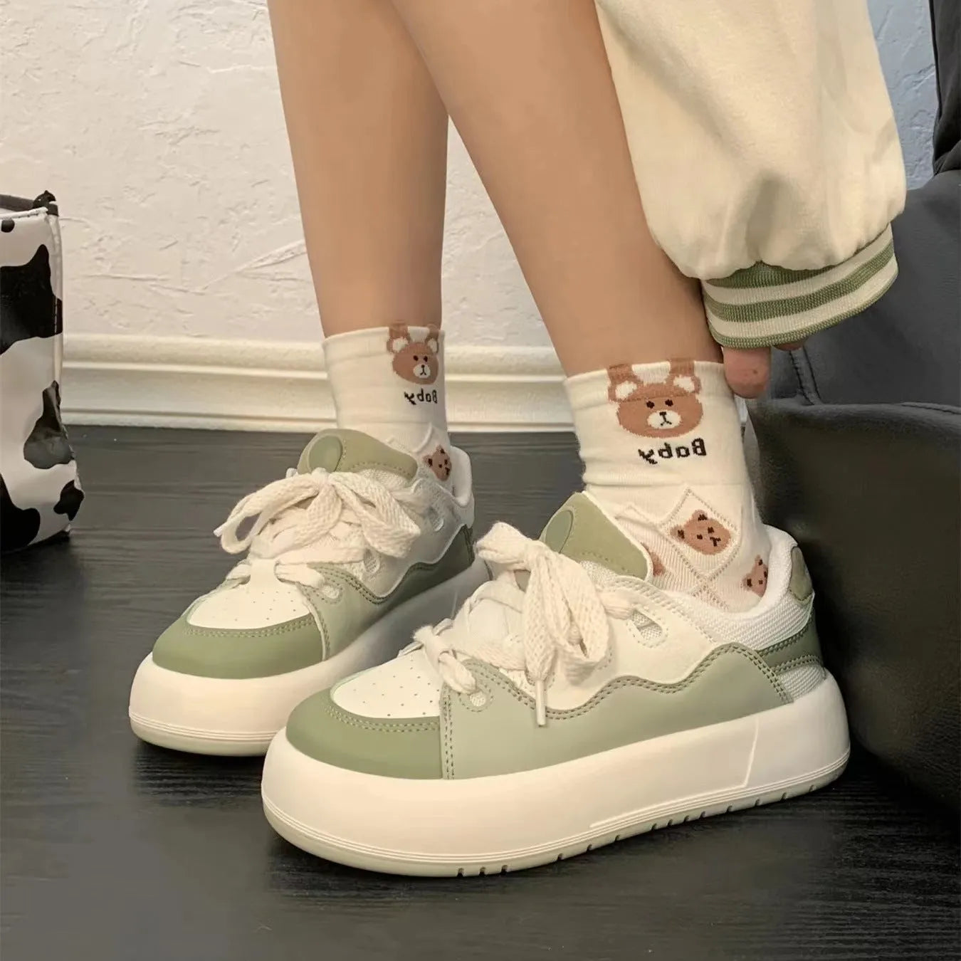 Green women's casual shoes with PU mesh upper and round toe on a flat, non-slip sole.