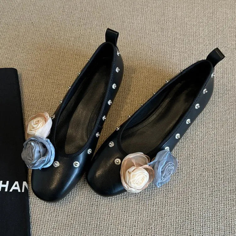 Women's silver buckle Mary Jane casual shoes with a flat rubber sole and sheepskin upper.