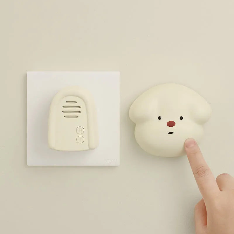 Wireless plug-in doorbell in milky yellow or white with self-generating battery-free technology
