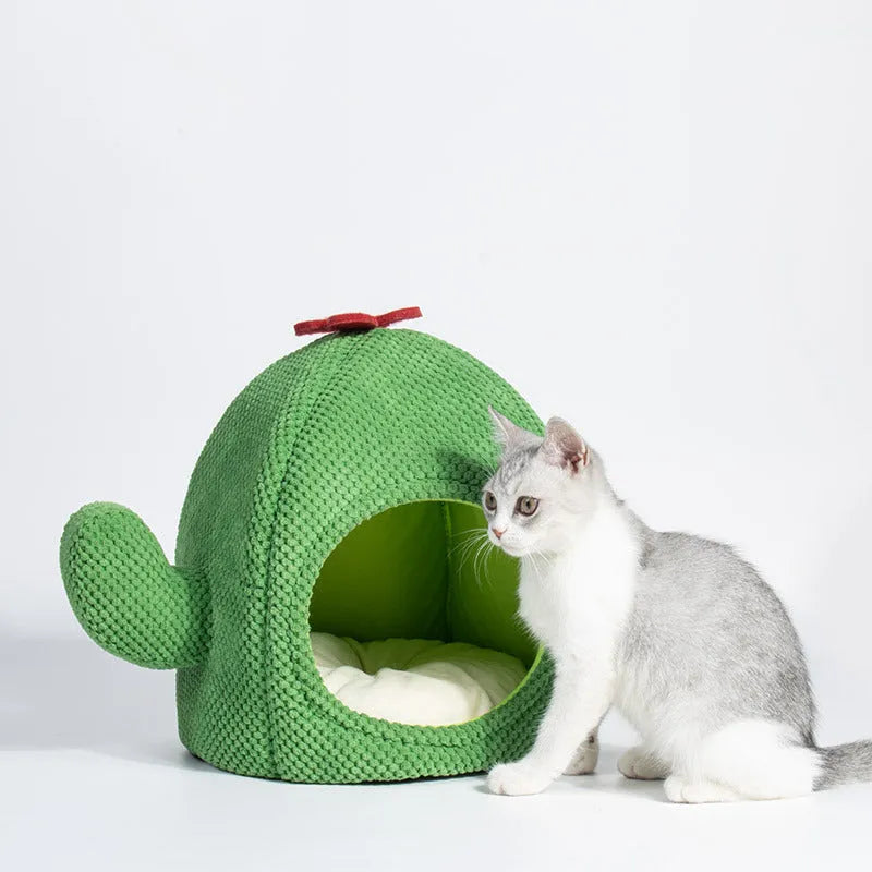 Cactus-shaped enclosed cat bed with plush interior and faux fur lining in green colours