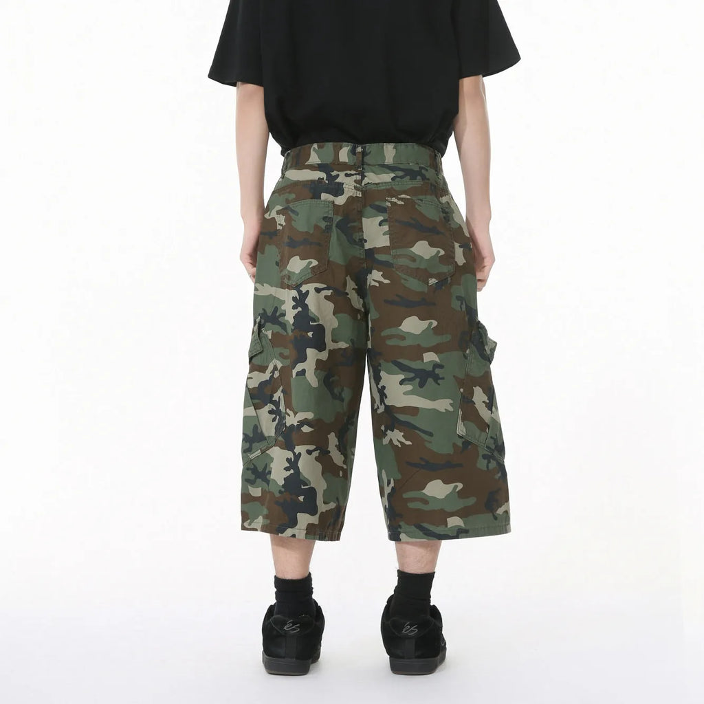 Men's camouflage wide leg cropped jeans with side stitching and large front pockets