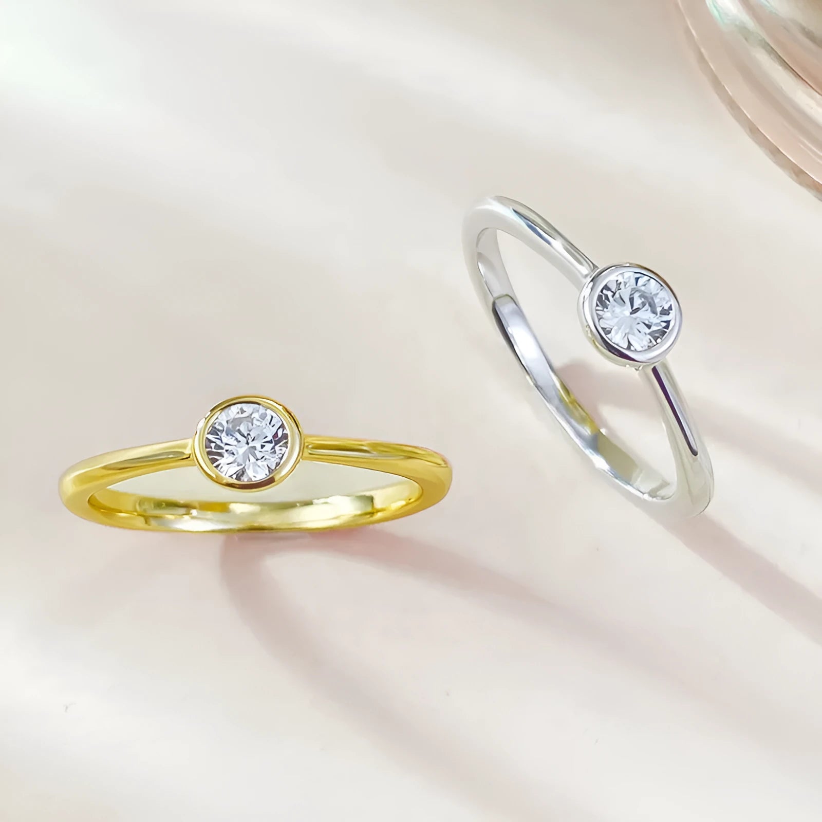 Minimalist silver crown ring with linear design in electroplated R962 gold or platinum colour.