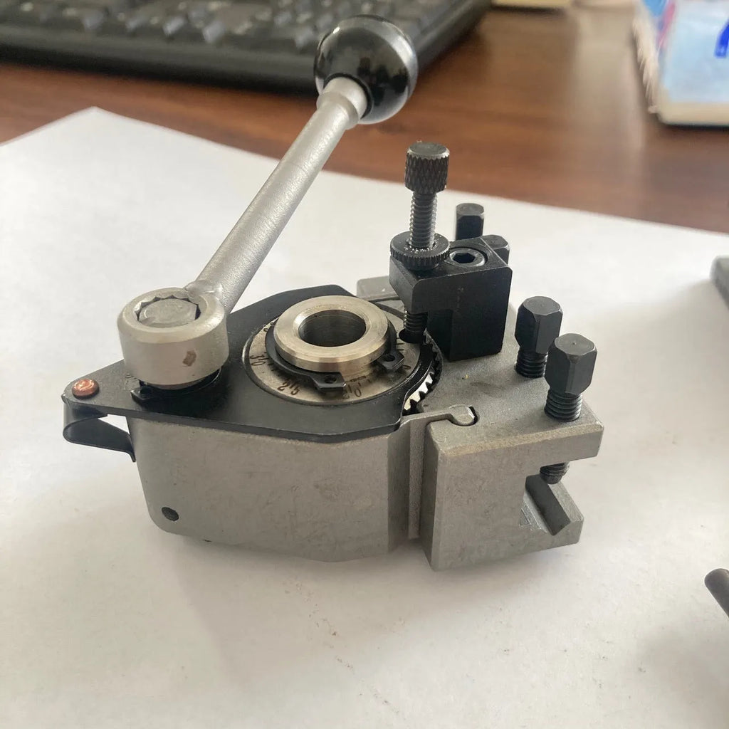 Aa type quick change tool holder for household metal lathe in alloy and iron with extra bed