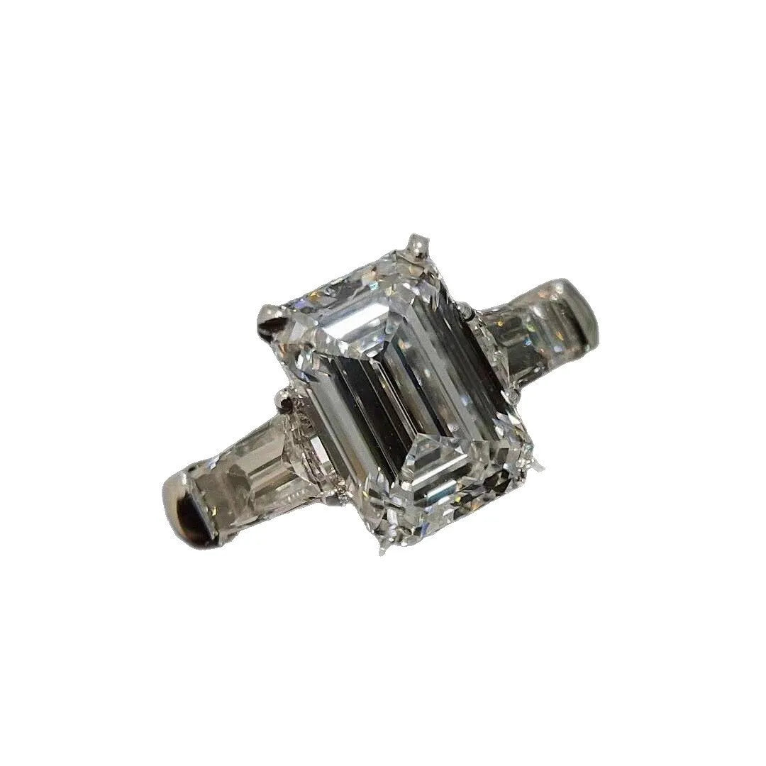 New Seiko Small Sugar Cube Ring women's simple design V GOLD square ring on a plain background
