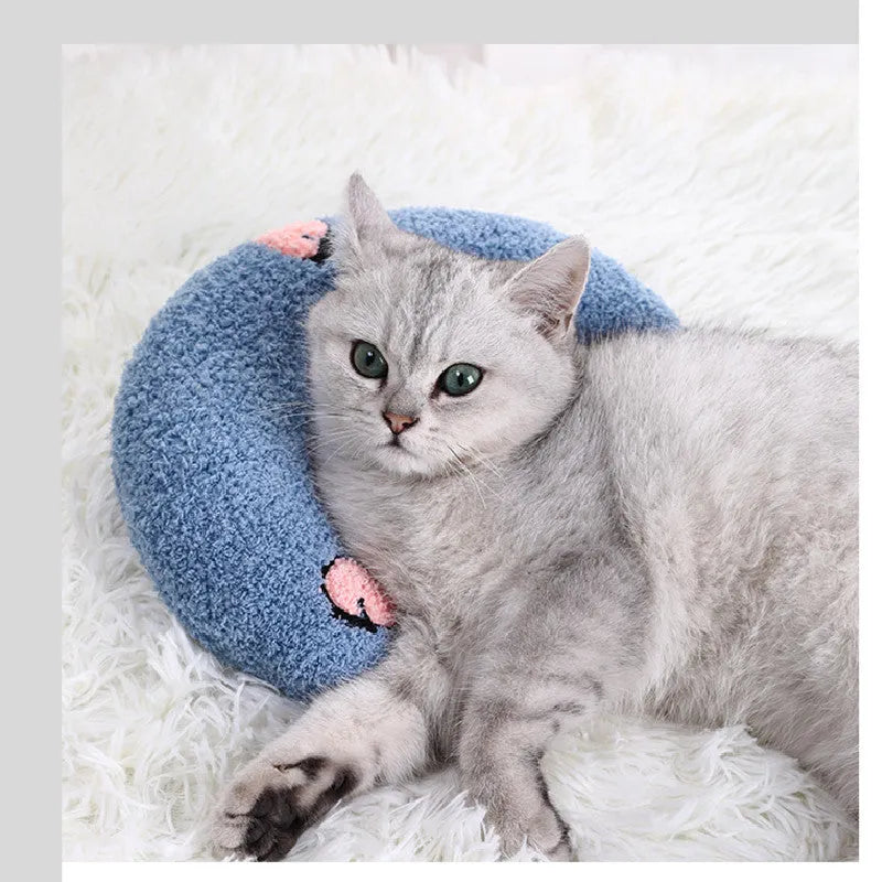 U-shaped cat pillow in white to protect cervical vertebra, made from polyester and PP cotton, size 24x20x7cm