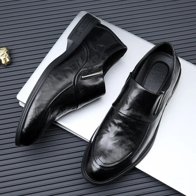 Slip-on cowhide leather men's shoe in black with rubber sole, side view, sizes 38-44