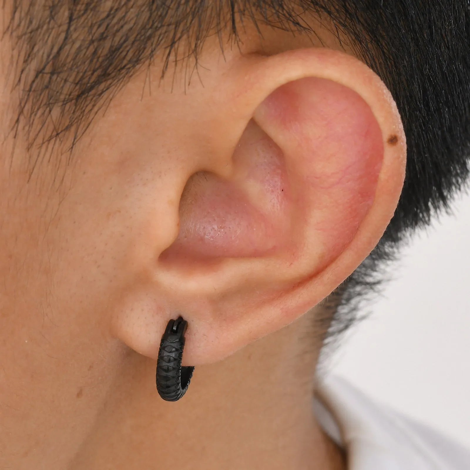 Stainless steel snake pattern earrings in black or gold colour for hip hop accessories