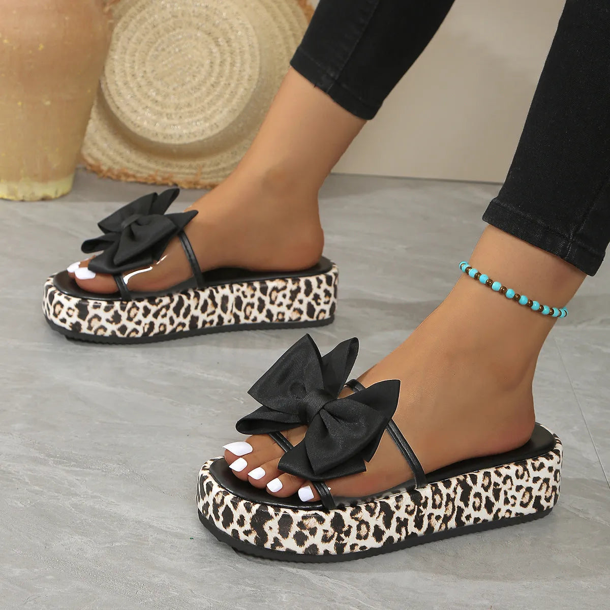 Women's leopard print beach slippers with thick sole in black PU leather