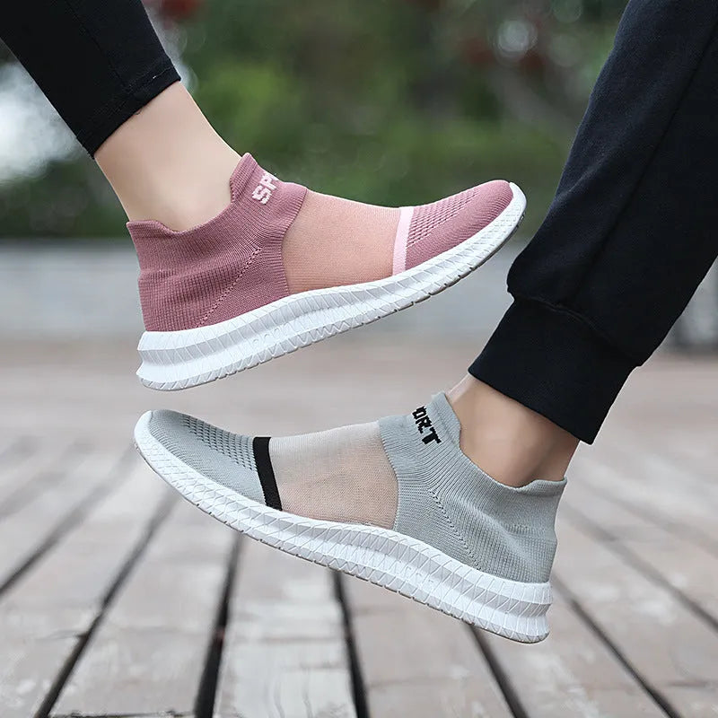 Breathable casual sports sock shoes in multiple colours with Flyknit upper and lace design.
